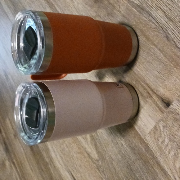 2 Yeti 20 Oz  Ramblers With Mag Slide Lids - Picture 7 of 11